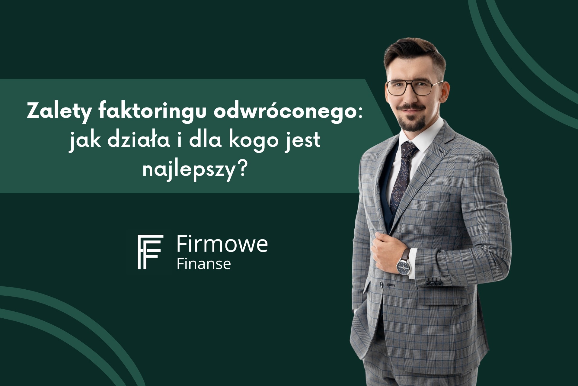 Mężczyzna w garniturze w kratę z eleganckim zegarkiem prezentuje zalety finansowania firmowego, na zielonym tle logo firmy.