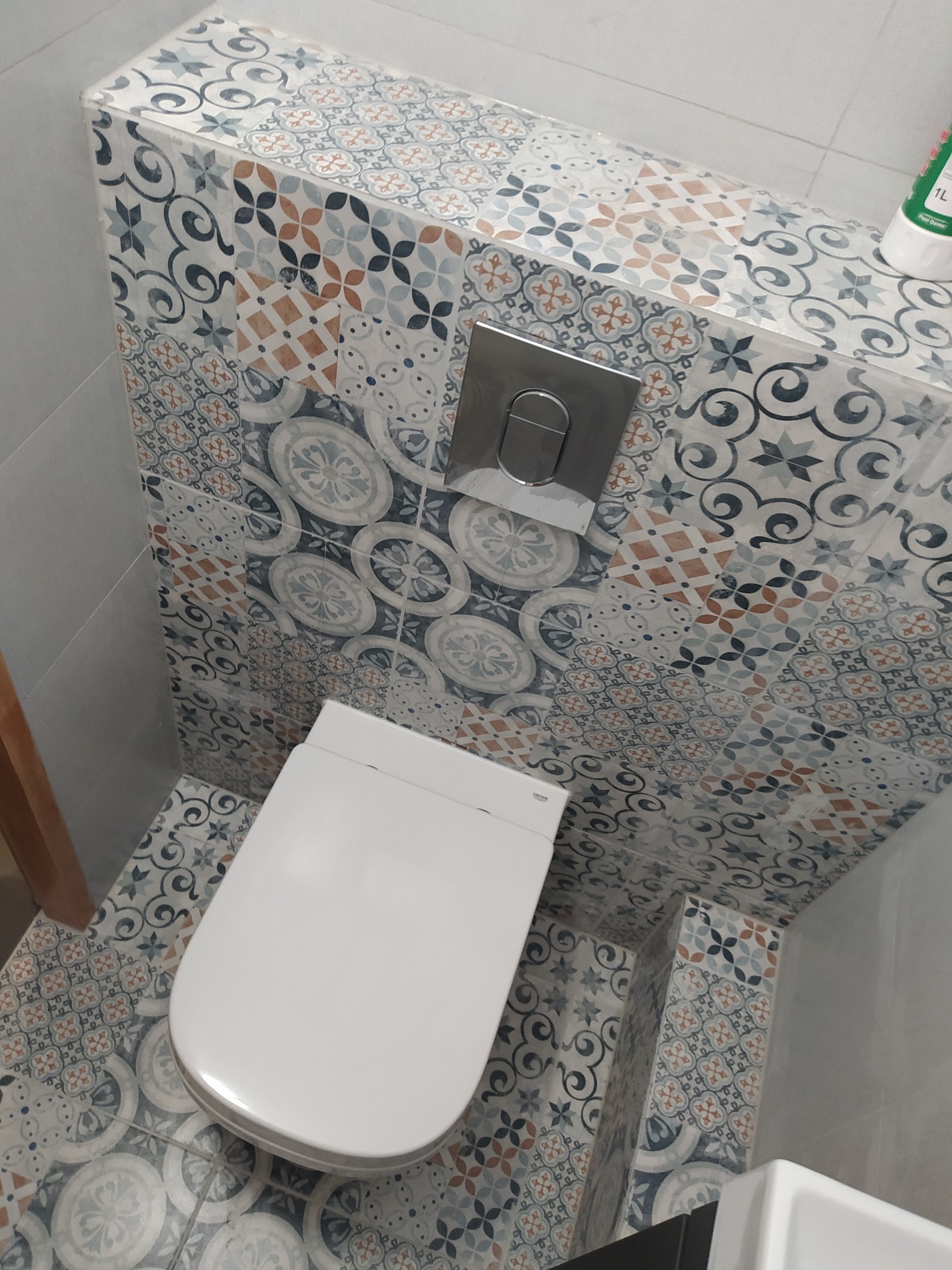 Podwieszana muszla i zabudowa rur odpływowych.