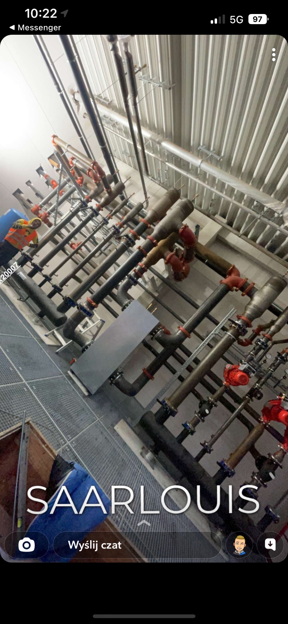 Rozbudowany system rur i zaworów, prawdopodobnie instalacja przemysłowa, widoczna osoba w kamizelce odblaskowej w Podegrodziu.