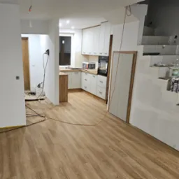 Wykonanie paneli podłogowych bez listew, oraz malowanie większości ścian