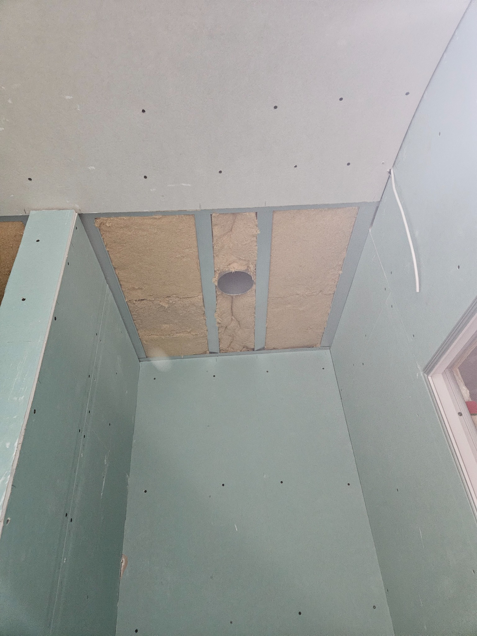 Wykonanie ocieplenia dachu (tu uzupełnienie przed montażem folii) oraz zabudowa gk pod układanie płytek.