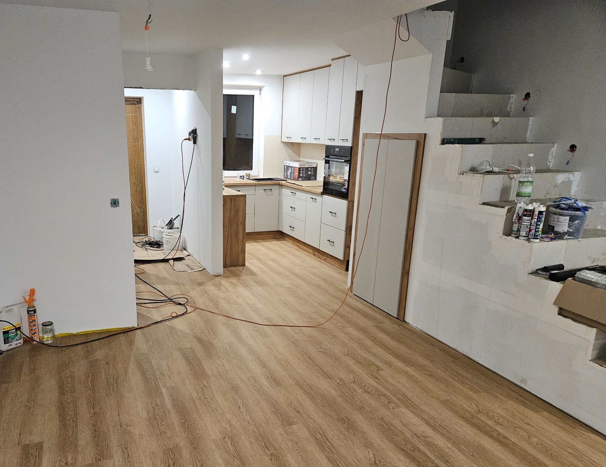 Wykonanie paneli podłogowych bez listew, oraz malowanie większości ścian