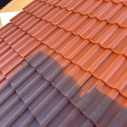 K&L profesjonalne czyszczenie - Częściowo odnowiony dach z czerwonej dachówki, widoczna różnica w kolorze między starą a nową warstwą.