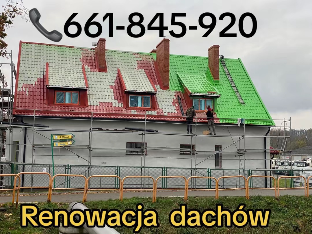Dwuspadowy dach częściowo pomalowany na czerwono i zielono, pracownicy na rusztowaniu podczas malowania okien, widoczny znak drogowy.