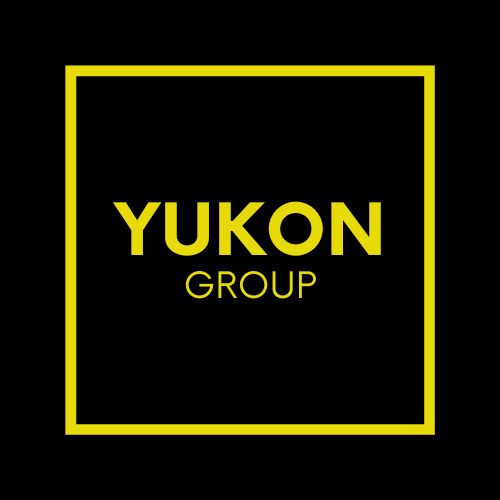 Logo firmy Yukon Group w żółtej ramce na czarnym tle.