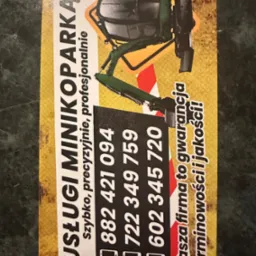 Wizytówka firmy z Siedlec oferującej usługi minikoparką, z ilustracją maszyny na tle ostrzegawczych pasów i danymi kontaktowymi.