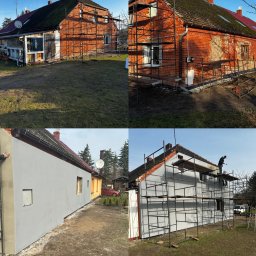 Twoje4sciany - Cztery ujęcia tego samego domu: przed rozpoczęciem prac z widoczną czerwoną cegłą, w trakcie ocieplania i po nałożeniu szarego tynku, z rusztowaniem i pracownikiem na górze.