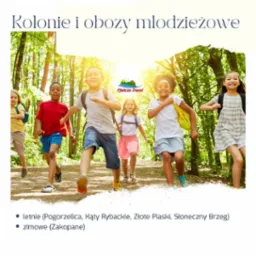 Grupa roześmianych dzieci biegnie ścieżką w lesie, w tle logo firmy turystycznej Hańcza Travel, promujące ofertę letnich i zimowych wyjazdów zorganizowanych.