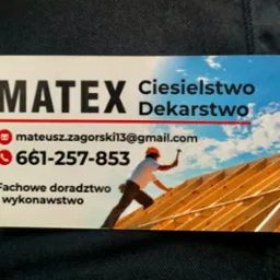 Wizytówka firmy MATEX Ciesielstwo Dekarstwo z adresem email mateusz.zagorski13@gmail.com i numerem telefonu 661-257-853, przedstawiająca dekarza w kasku pracującego na drewnianej konstrukcji dachu...