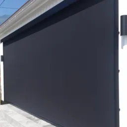 Zewnętrzna roleta przeciwsłoneczna WIN SCREEN w kolorze antracytowym zamontowana na elewacji budynku z widocznymi schodami wejściowymi wyłożonymi płytkami imitującymi marmur.