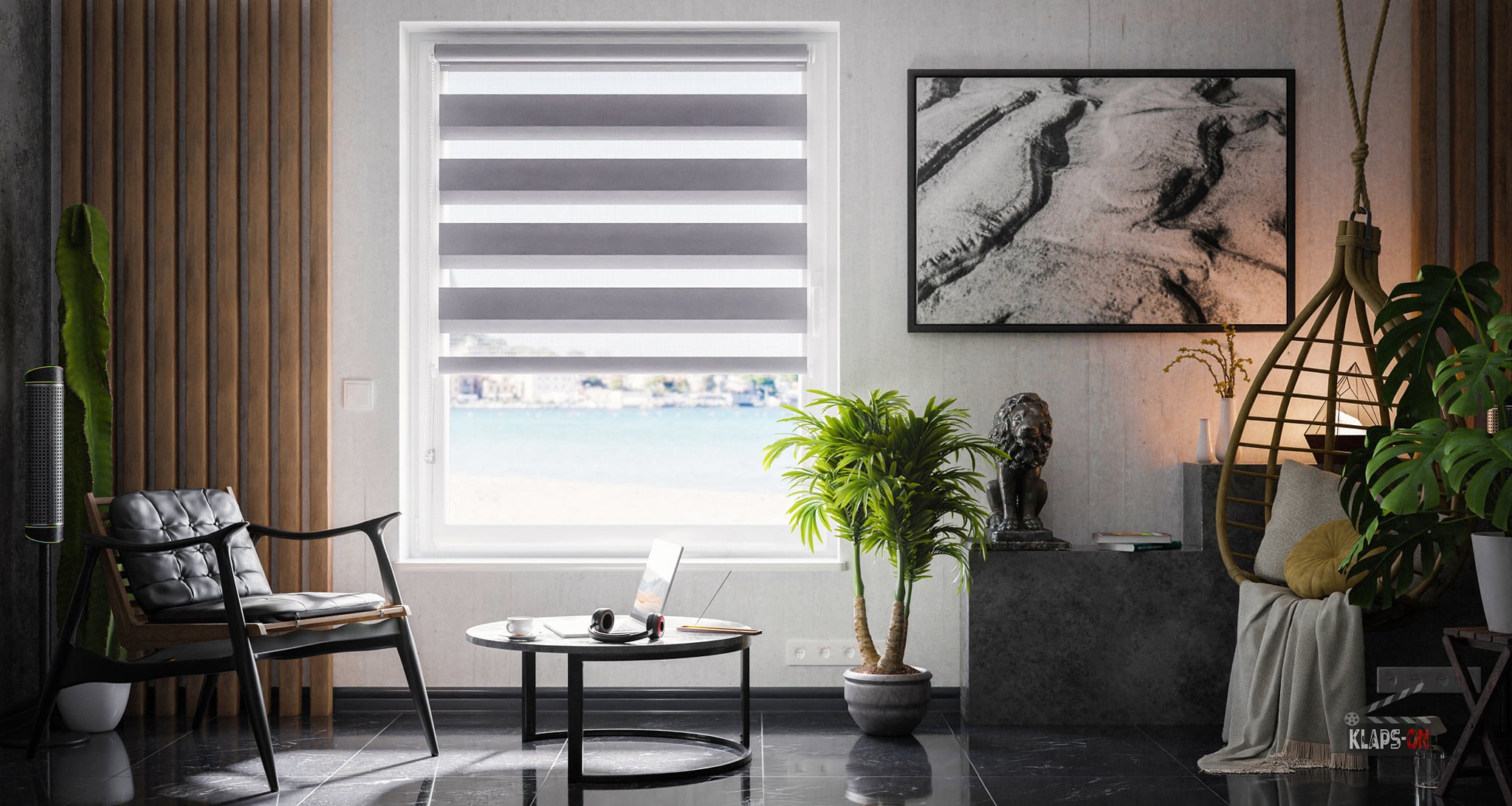 Wnętrze pokoju z widokiem na morze przez okno z roletami dzień-noc, czarny fotel z poduszką, okrągły stolik z laptopem i słuchawkami, wiszący fotel typu kokon, dekoracje roślinne i rzeźba lwa...