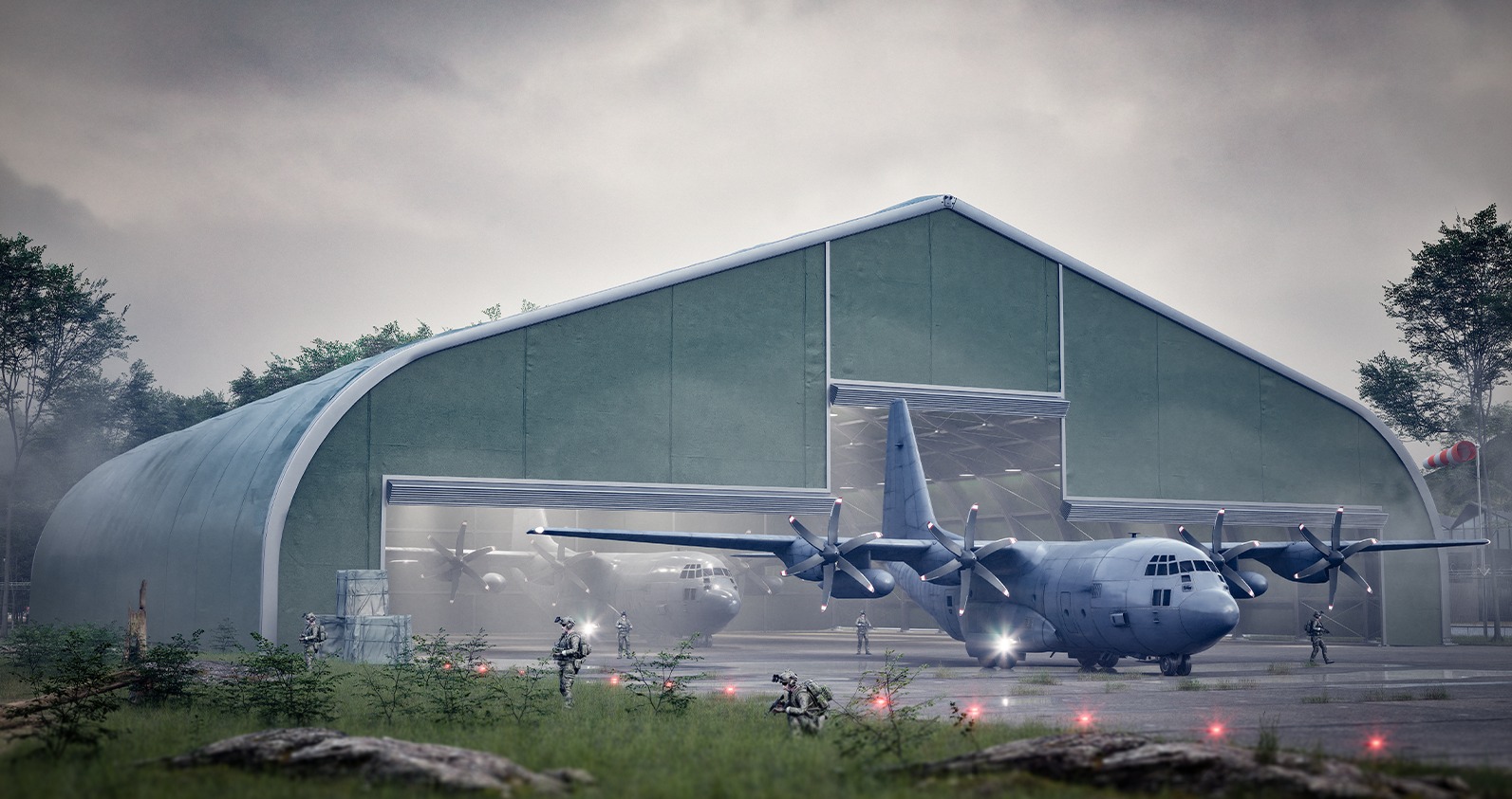 Dwa wojskowe samoloty transportowe C-130 Hercules stojące przed hangarem o zielonym dachu łukowym, żołnierze w kamuflażu wokół, pochmurne niebo.