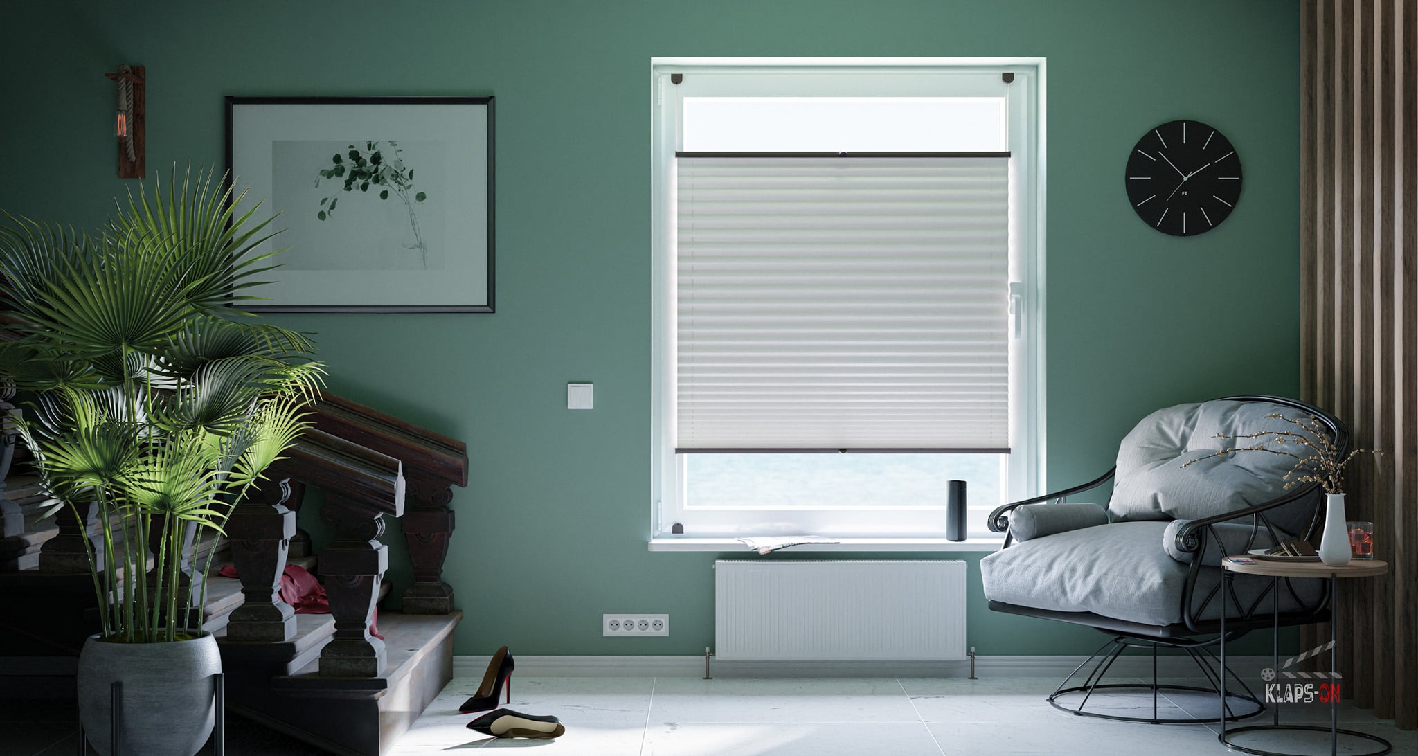 Nowoczesne wnętrze z zielonymi ścianami, plisowanymi roletami w oknie, rośliną w doniczce, czarnym zegarem na ścianie, wygodnym fotelem z poduszkami i parą czarnych szpilek na podłodze.