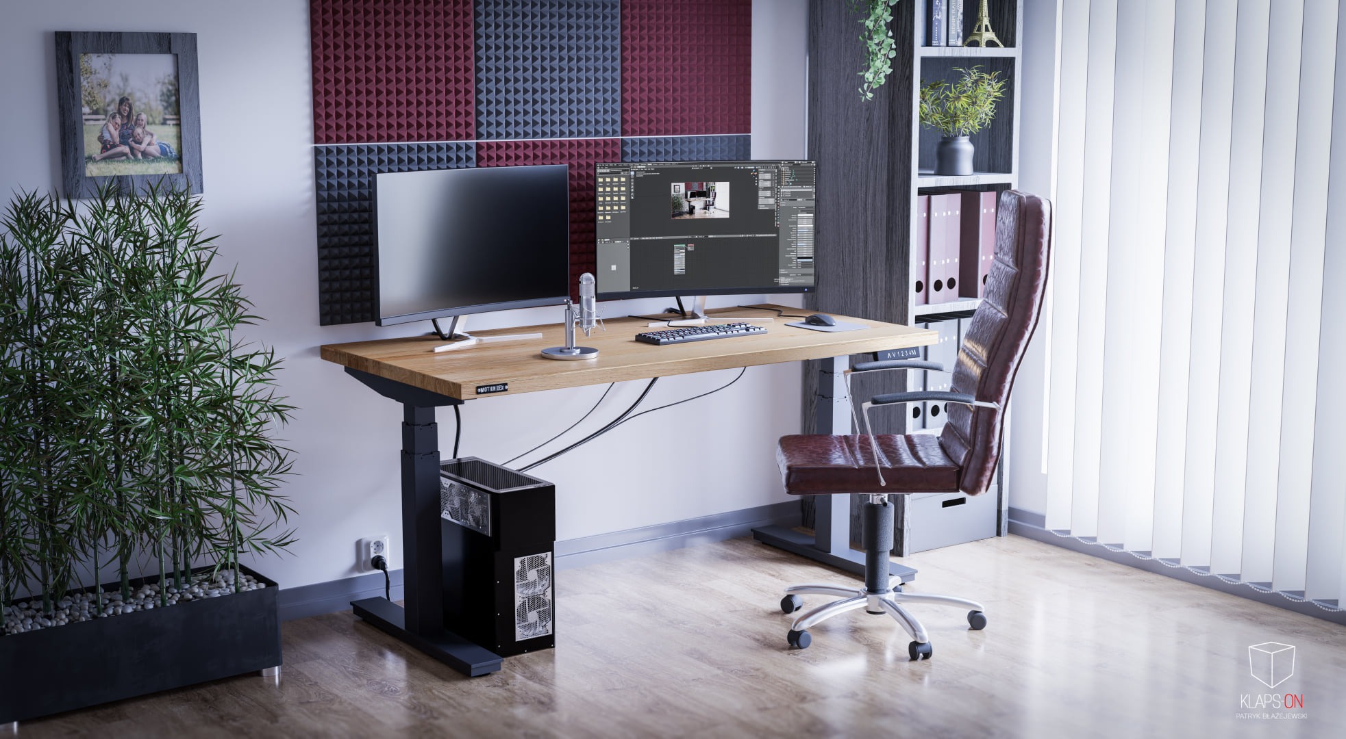 Ergonomiczne stanowisko pracy z regulowanym biurkiem, dwoma monitorami, mikrofonem, komputerem stacjonarnym, krzesłem obrotowym i panelami akustycznymi na ścianie.