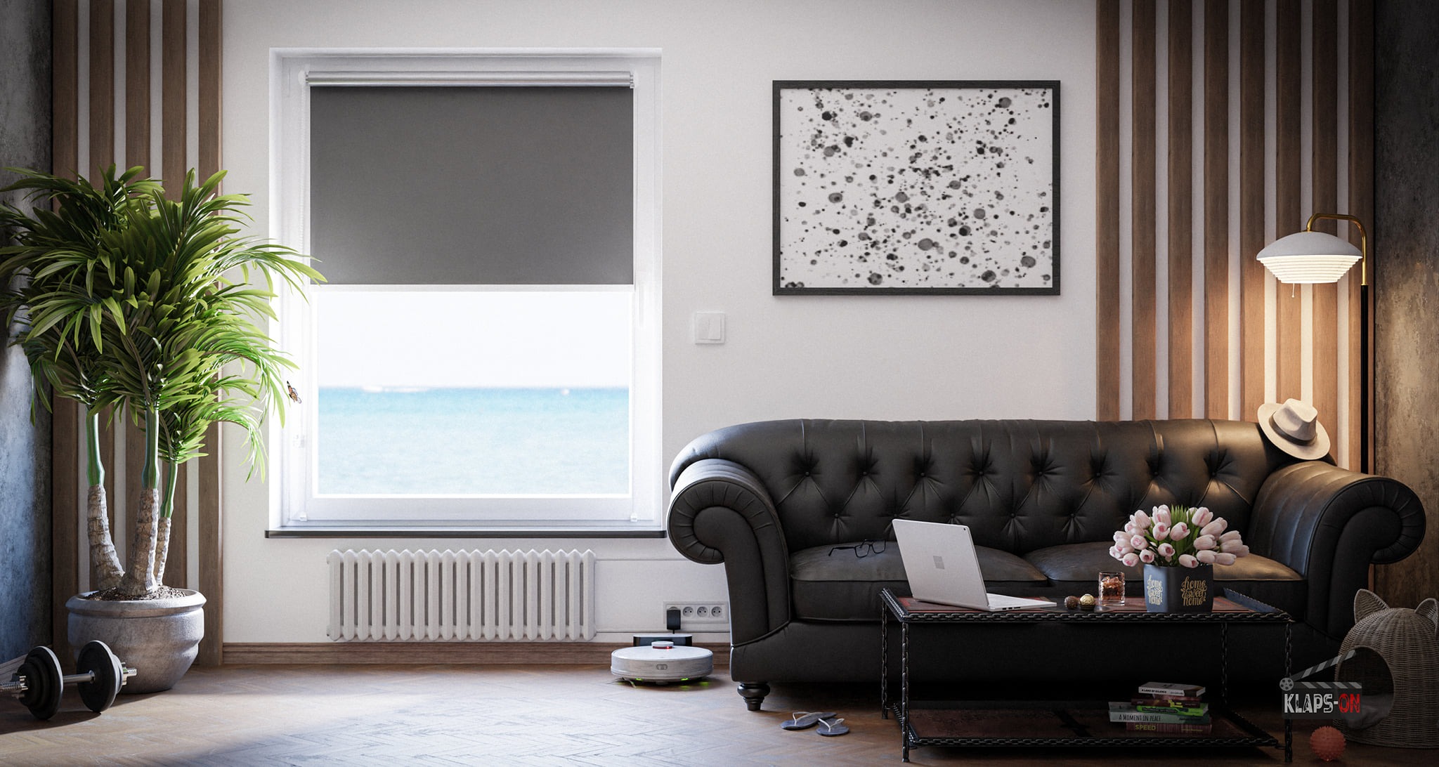 Wnętrze salonu z czarną skórzaną kanapą, stolikiem kawowym z laptopem, kwiatami i dekoracjami, robotem sprzątającym oraz widokiem na morze za oknem z zasłoniętą roletą.