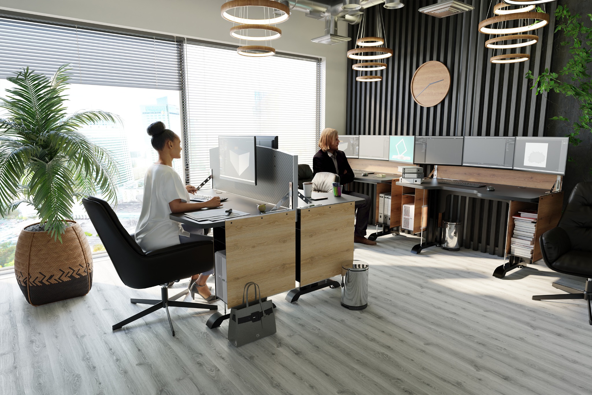 Dwie osoby pracują w biurze przy komputerach z kilkoma monitorami; widok na miasto przez okno, nowoczesne lampy wiszące.