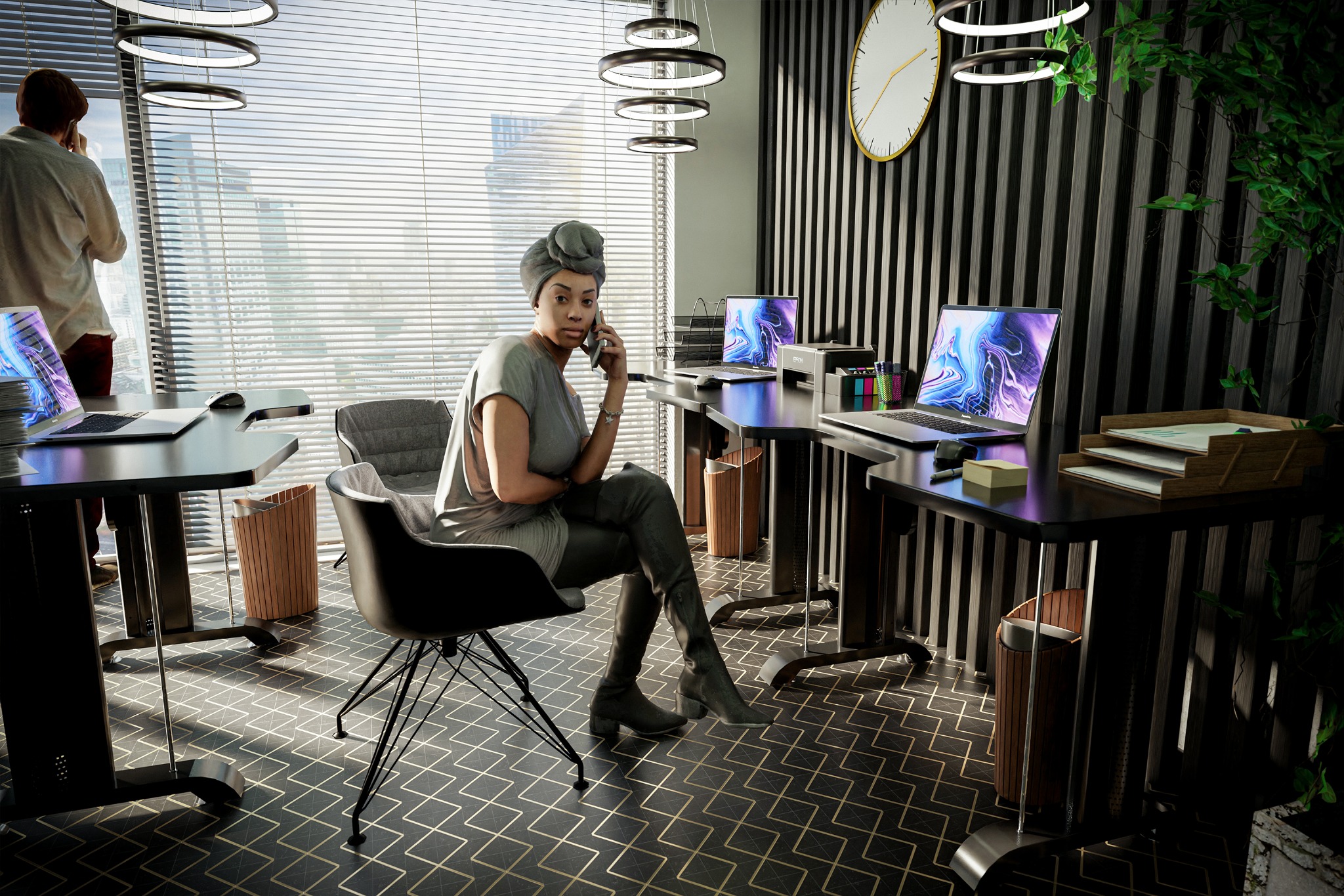 Kobieta w szarym turbanie rozmawia przez telefon w nowoczesnym biurze z dwoma biurkami, laptopami i widokiem na miasto za żaluzjami.
