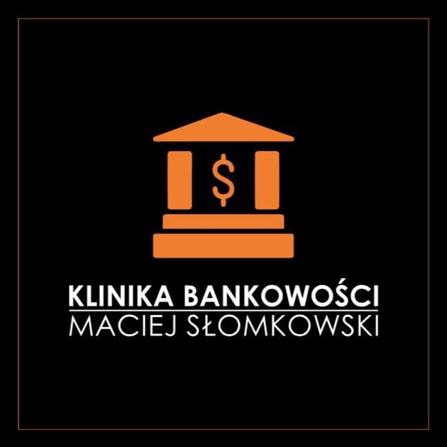 Pomarańczowe logo Kliniki Bankowości Maciej Słomkowski na czarnym tle, stylizowane na budynek z symbolem dolara.