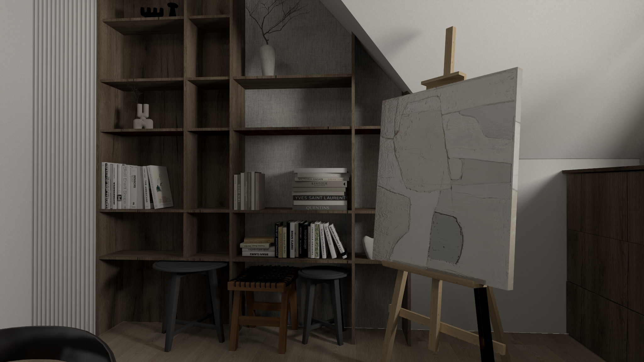 Wnętrze pokoju z drewnianym regałem wypełnionym książkami i dekoracjami, na pierwszym planie sztaluga z abstrakcyjnym obrazem w odcieniach szarości.