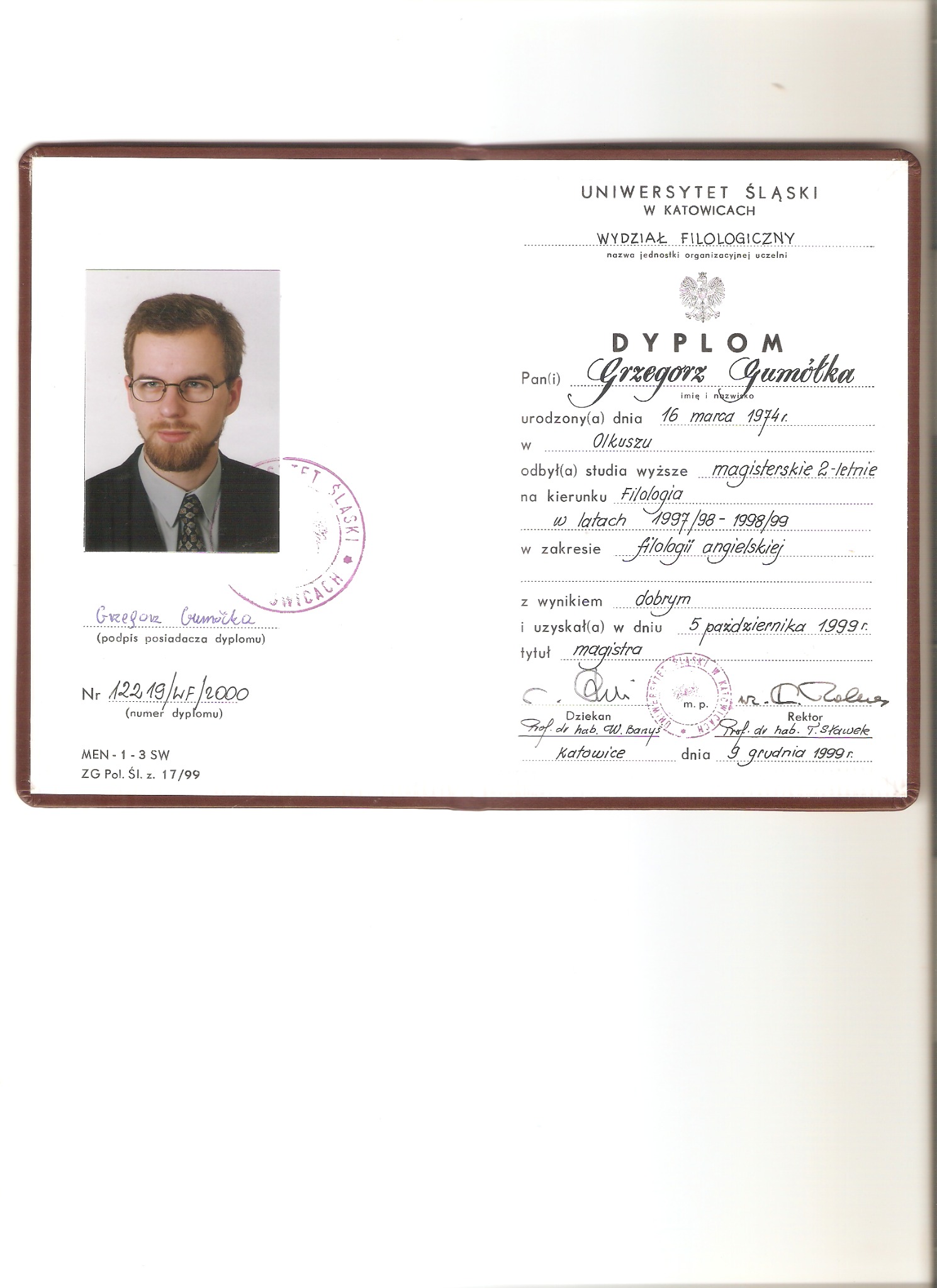 Skan dyplomu Uniwersytetu Śląskiego w Katowicach, Wydział Filologiczny, potwierdzający uzyskanie tytułu magistra filologii angielskiej przez Grzegorza Gumółkę, z pieczęciami i podpisami dziekana...