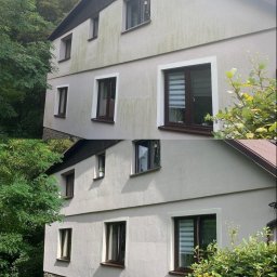 Mycie ciśnieniowe - Porównanie elewacji budynku przed i po czyszczeniu, widoczne różnice w usunięciu zabrudzeń i mchu.