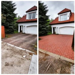 Mycie ciśnieniowe - Efekt mycia kostki brukowej: porównanie stanu przed i po czyszczeniu. Czerwona kostka, biały dom z garażem, zielone drzewa w tle. Widoczna różnica w czystości i kolorze.