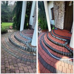 Mycie ciśnieniowe - Porównanie kostki brukowej przed i po czyszczeniu. Lewa strona: zabrudzona, prawa: czysta, czerwona. Widoczne schody i fragment elewacji domu. Efekt 'przed i po' na jednym zdjęciu.