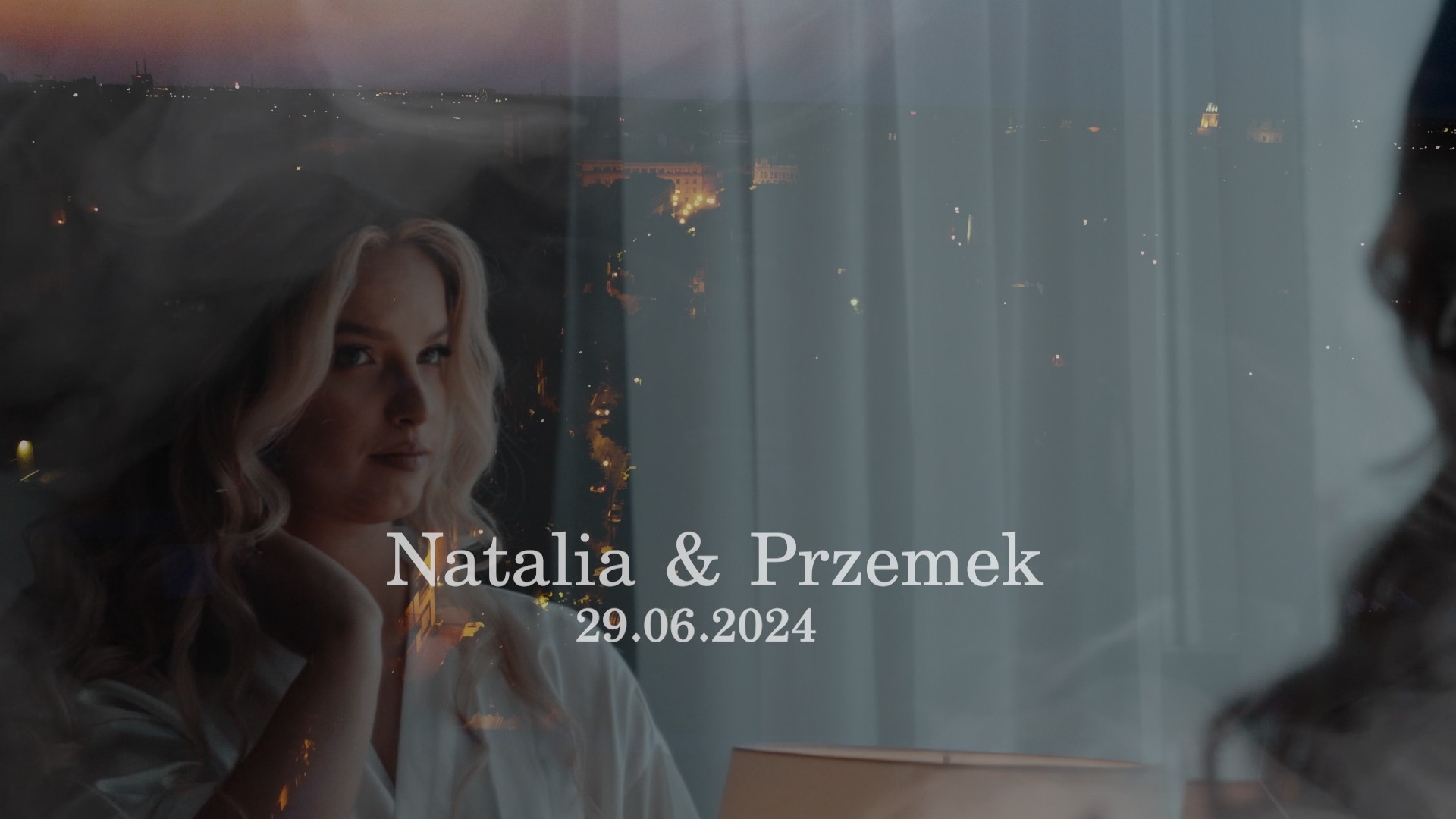 Portret panny młodej w szlafroku na tle nocnego miasta widocznego przez okno, z nałożonymi imionami 'Natalia & Przemek' i datą ślubu 29.06.2024.