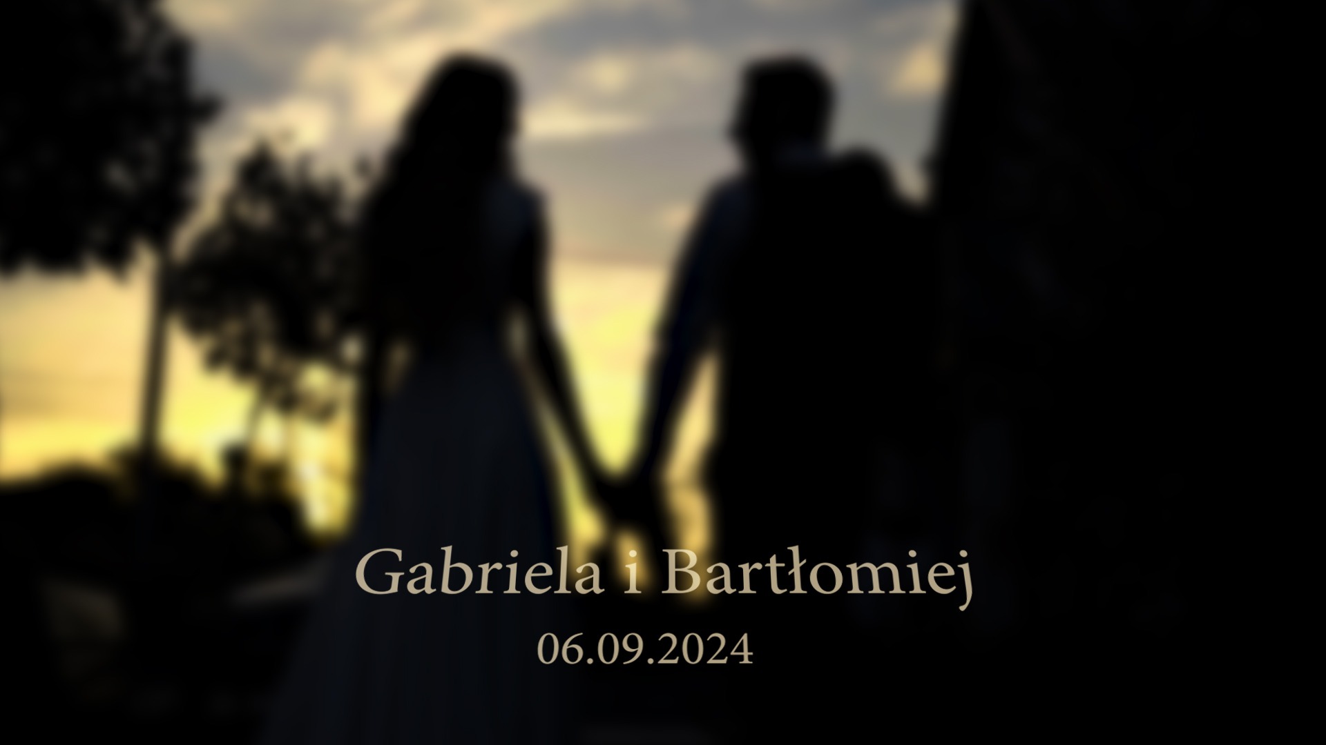 Sylwetki pary trzymającej się za ręce na tle zachodzącego słońca, z napisem Gabriela i Bartłomiej oraz datą 06.09.2024.