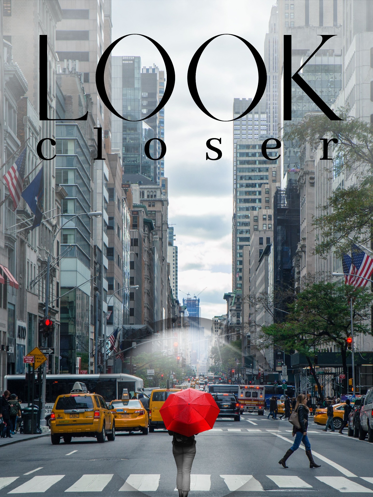 Ulica w Nowym Jorku z perspektywy pieszego na przejściu, z czerwoną parasolką w centrum kadru i napisem 'LOOK CLOSER' nałożonym na architekturę.