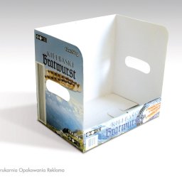 PERFEKTDRUK Joanna Zięba - Kartonowy display ekspozycyjny z nadrukiem kiełbasy Bratwurst, z wyciętymi uchwytami, na białym tle, widok z perspektywy.