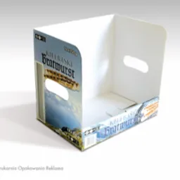 Kartonowy display ekspozycyjny z nadrukiem kiełbasy Bratwurst, z wyciętymi uchwytami, na białym tle, widok z perspektywy.