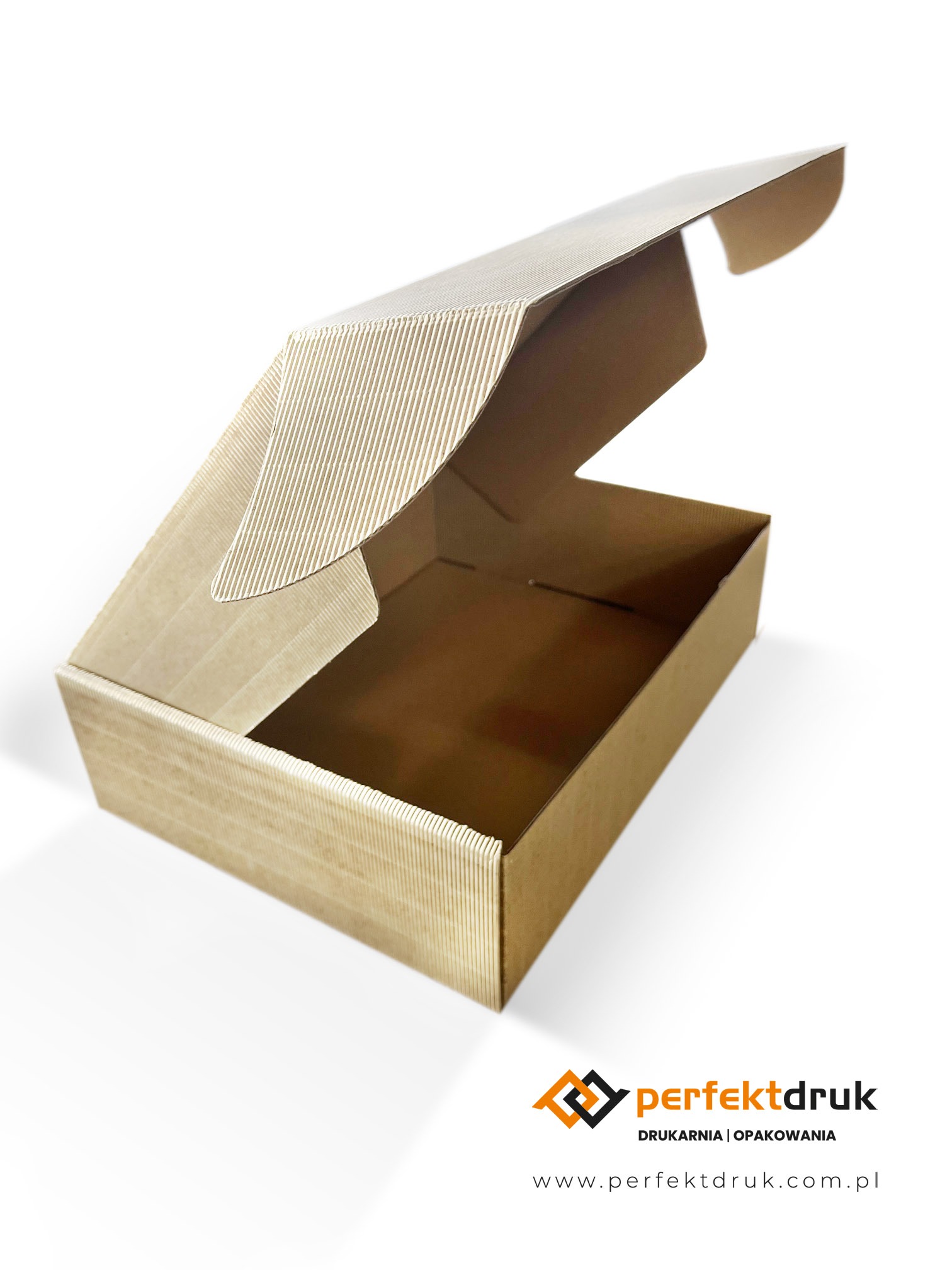 Otwarta, tekturowa skrzynka klapowa z widoczną strukturą prążkowaną, na białym tle, z logo drukarni w prawym dolnym rogu.