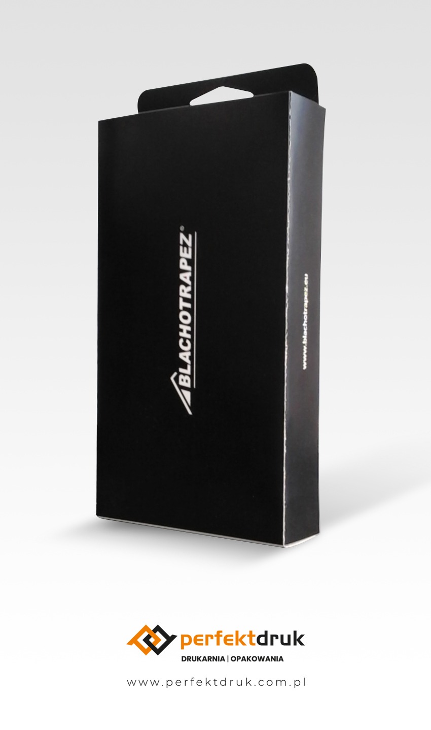 Czarne, eleganckie pudełko z logo firmy Blachotrapez, sfotografowane na białym tle z delikatnym cieniem.