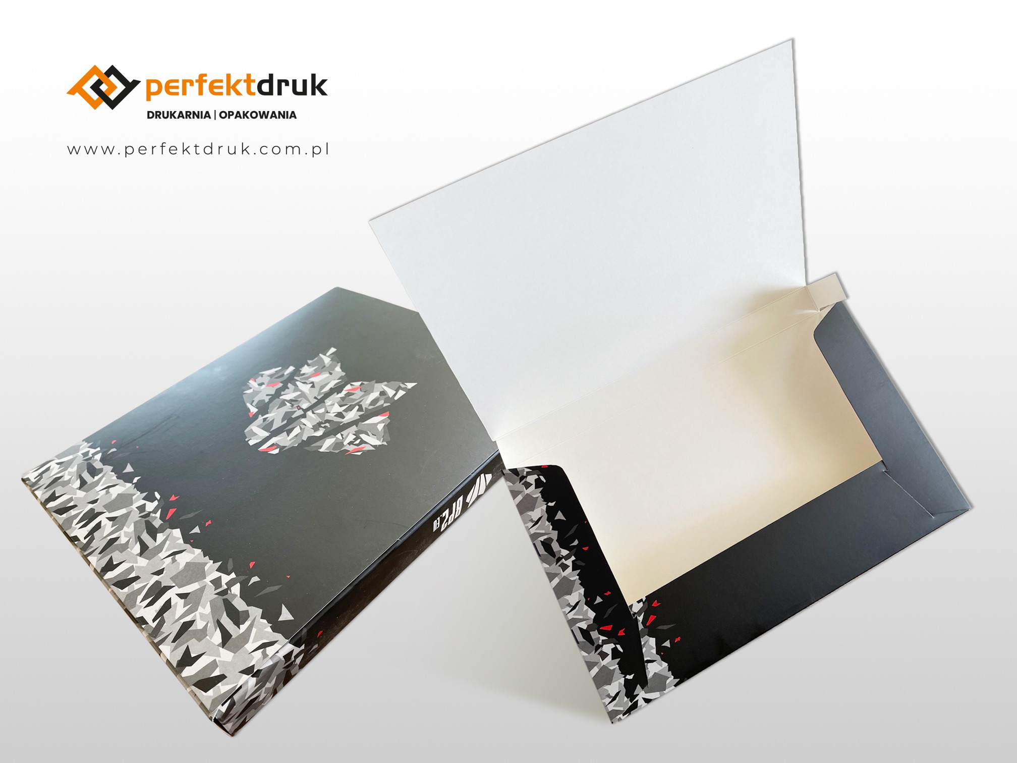 Dwa czarne, otwarte i zamknięte tekturowe foldery z trójkątnym wzorem w odcieniach szarości i czerwieni, na jasnym tle, z widocznym logo drukarni w lewym górnym rogu.