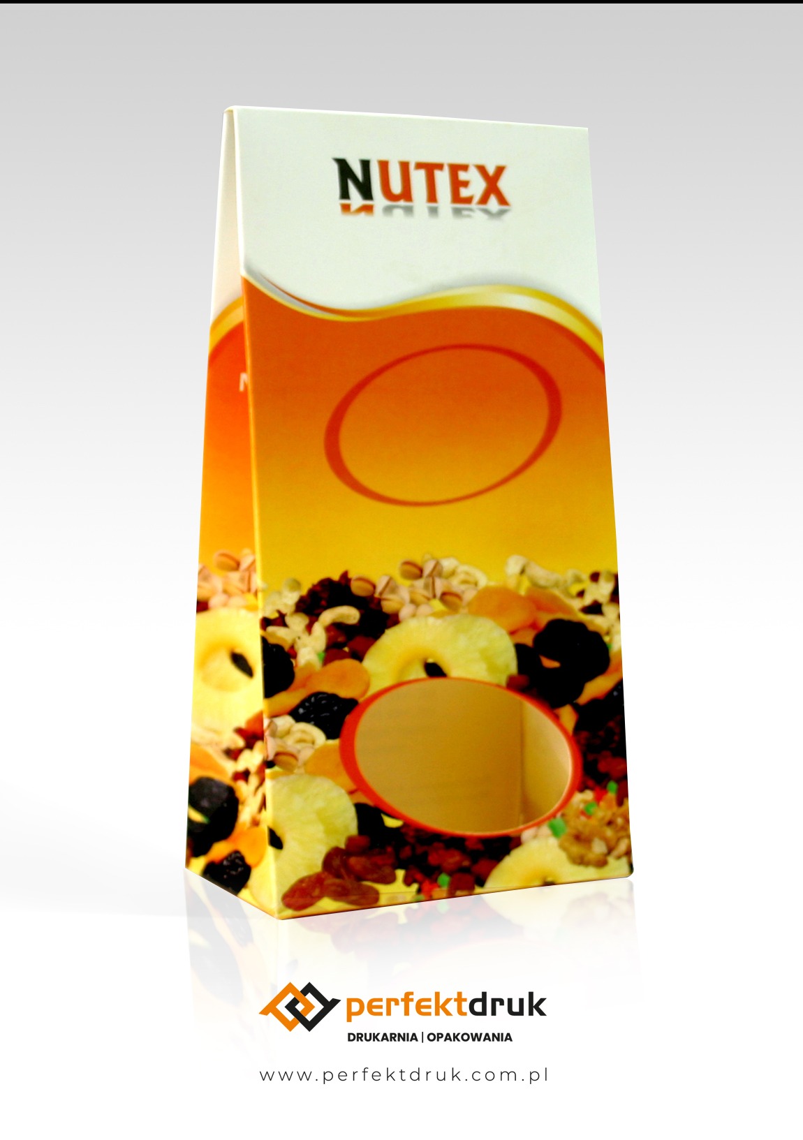 Pudełko z nadrukiem mieszanki suszonych owoców i orzechów, z okienkiem i logo 'Nutex', odbijające się w błyszczącym podłożu, z widocznym logo drukarni 'perfektdruk'.