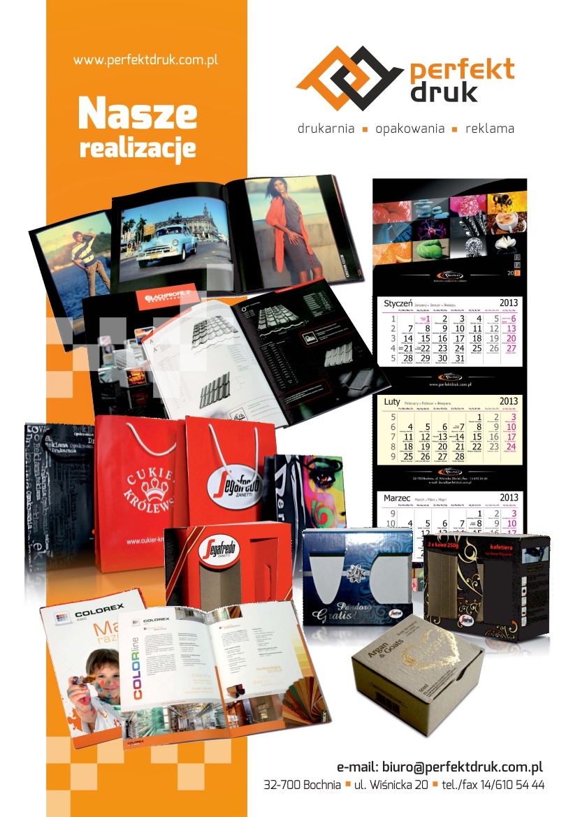 Kompozycja materiałów reklamowych drukarni: otwarte katalogi produktowe z fotografiami, kalendarze trójdzielne, torby papierowe z logo, opakowania kartonowe z nadrukiem, ulotki informacyjne.