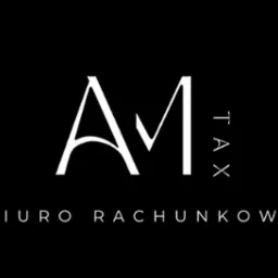Eleganckie logo w kolorze białym na czarnym tle przedstawiające litery AM TAX oraz napis BIURO RACHUNKOWE wykonane cienką czcionką.