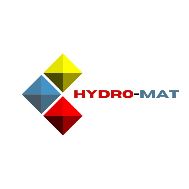 Logo firmy HYDRO-MAT z trzema rombami w kolorach żółtym, niebieskim i czerwonym, umieszczonymi obok nazwy firmy w kolorze czerwono-szarym.