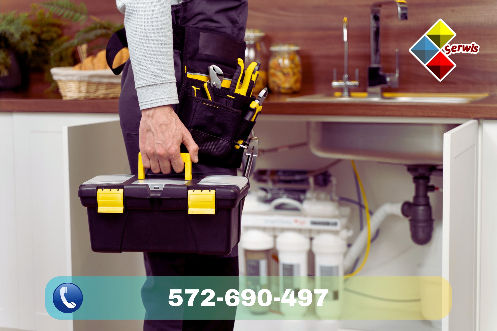 Hydraulik z narzędziami i skrzynką narzędziową, filtr wody pod zlewem w tle, widoczne logo firmy.