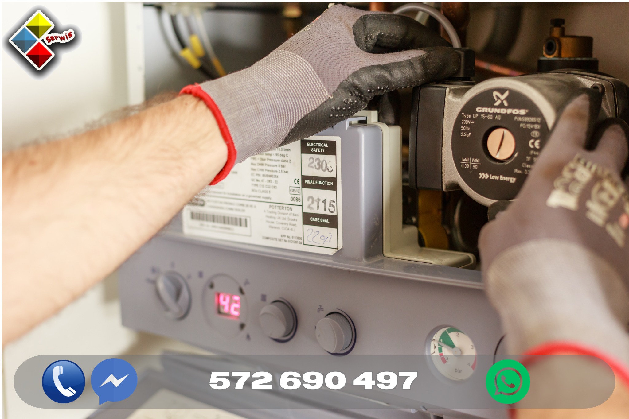 Serwisant w rękawicach roboczych instaluje pompę obiegową Grundfos wewnątrz obudowy kotła gazowego Potterton, widoczne etykiety z danymi technicznymi i wskaźnik ciśnienia