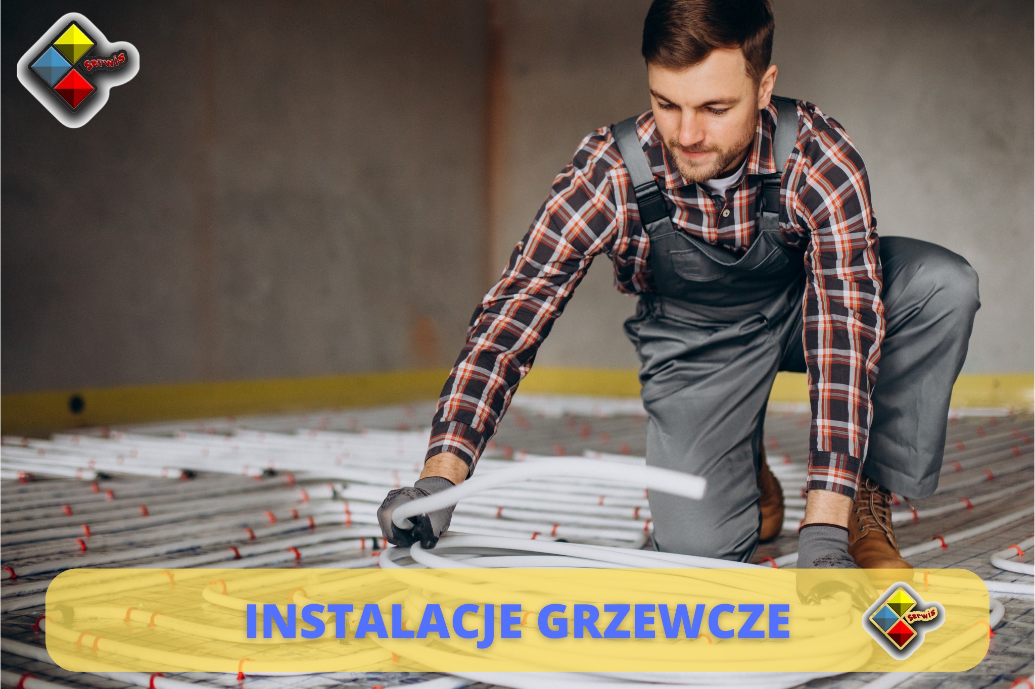 Instalator w kombinezonie i rękawicach układa białe rurki na siatce ogrzewania podłogowego w surowym wnętrzu.