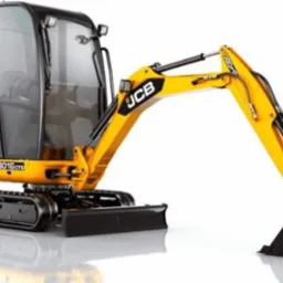 Żółto-czarna mini koparka JCB 8016 CTS na białym tle, z widocznym ramieniem i łyżką, prezentowana w studiu.