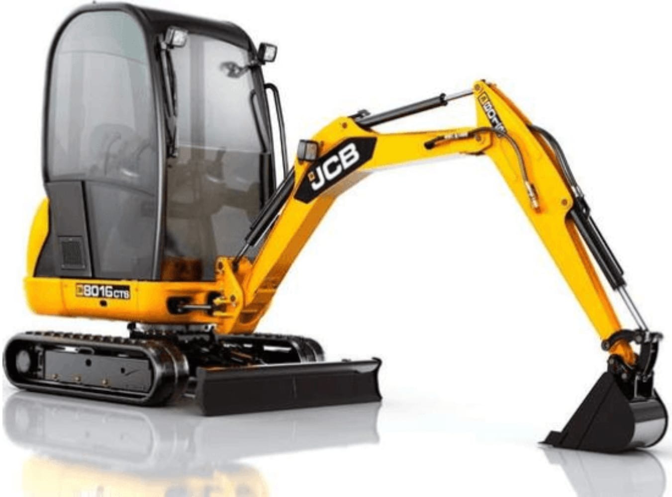 Żółto-czarna mini koparka JCB 8016 CTS na białym tle, z widocznym ramieniem i łyżką, prezentowana w studiu.