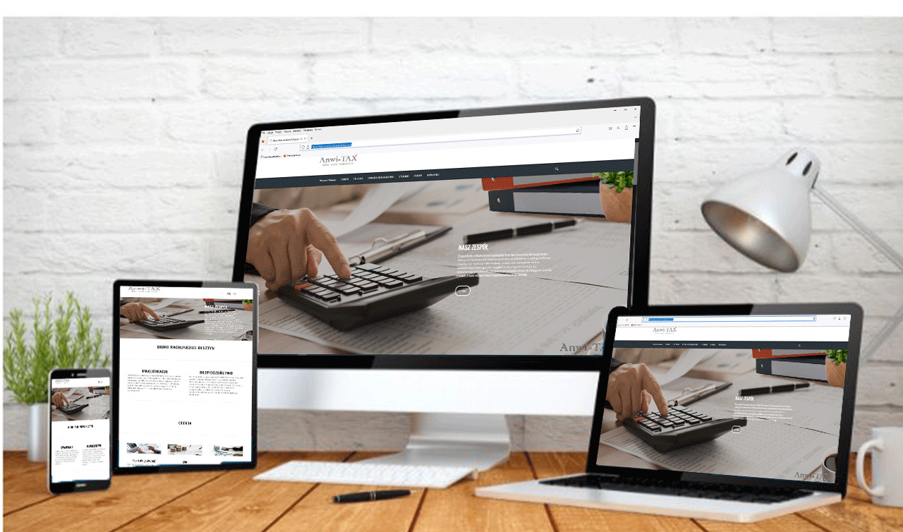 Responsywna strona internetowa Anwi-TAX wyświetlana na monitorze, laptopie, tablecie i smartfonie, prezentująca kalkulator i dłoń na tle dokumentów.