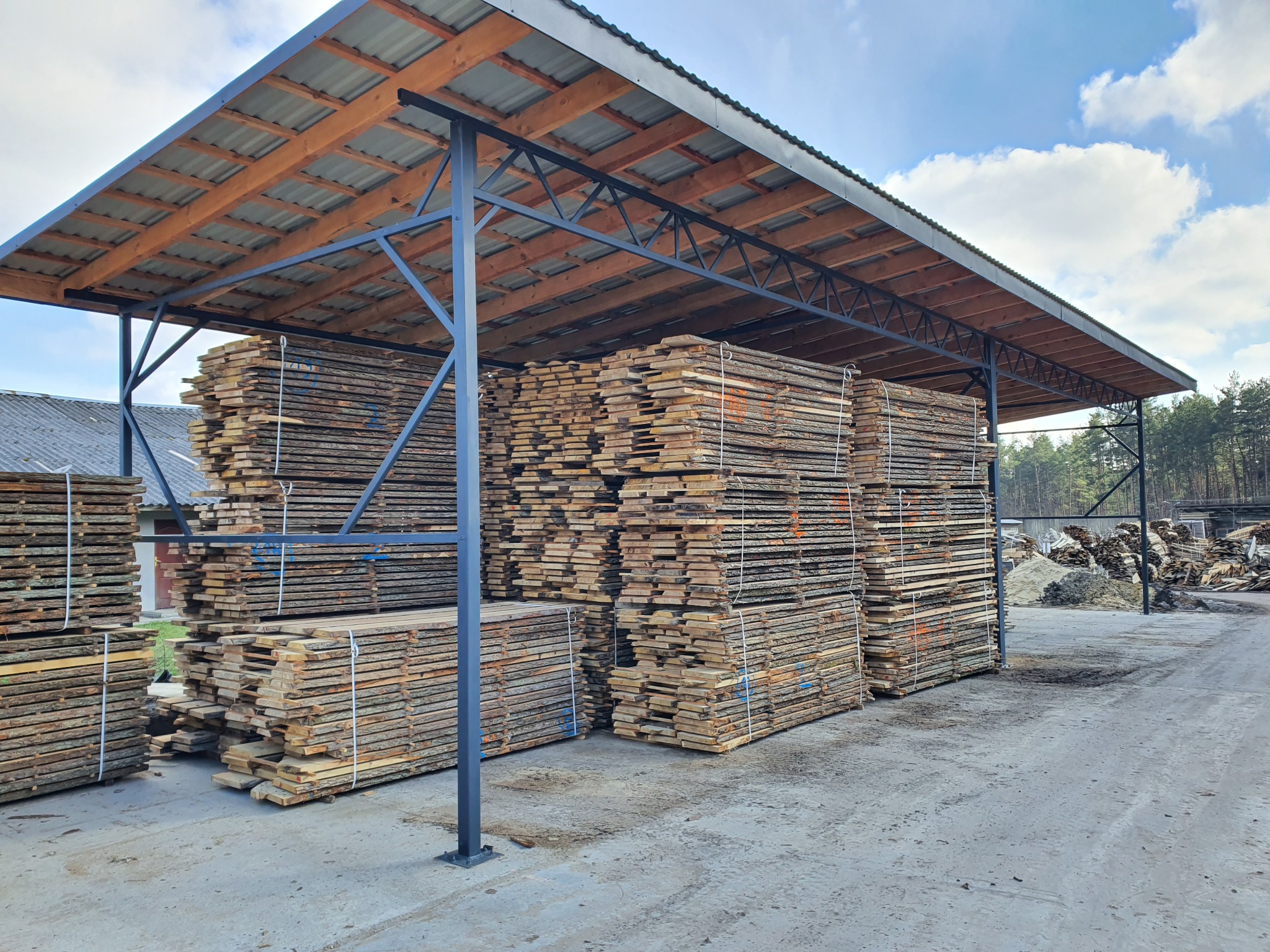 Tarcica sezonowana pod wiatami