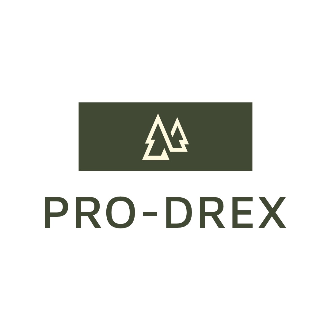 Logo firmy PRO-DREX z dwoma stylizowanymi drzewami iglastymi w białym kolorze na ciemnozielonym tle, poniżej nazwa firmy w ciemnozielonym kolorze.