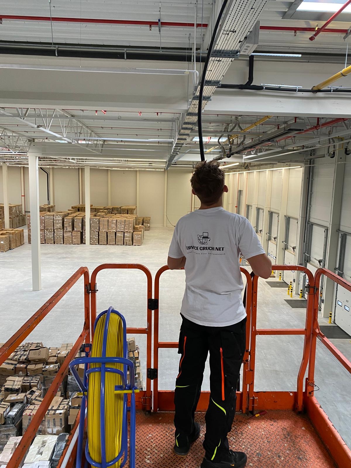 budowa sieci światłowodowej na hali magazynowej