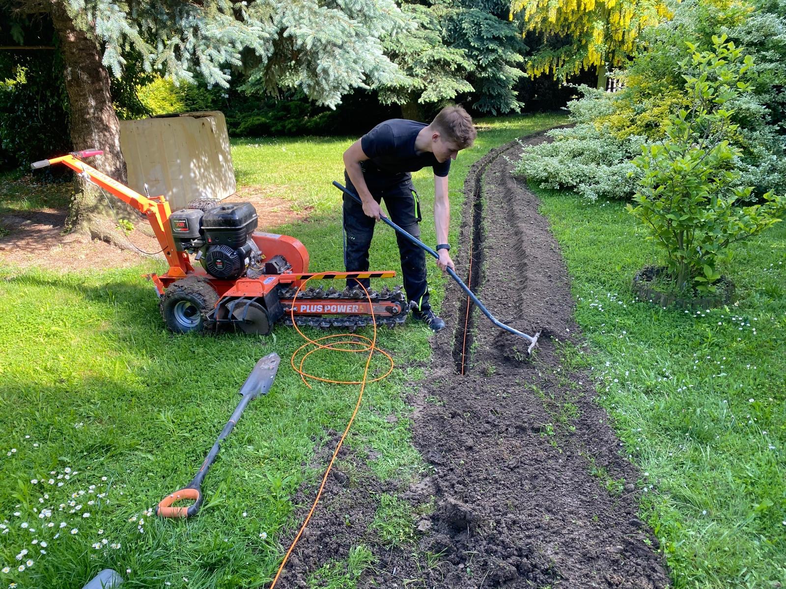 prowadzenie kabla światłowodowego na ogrodzie