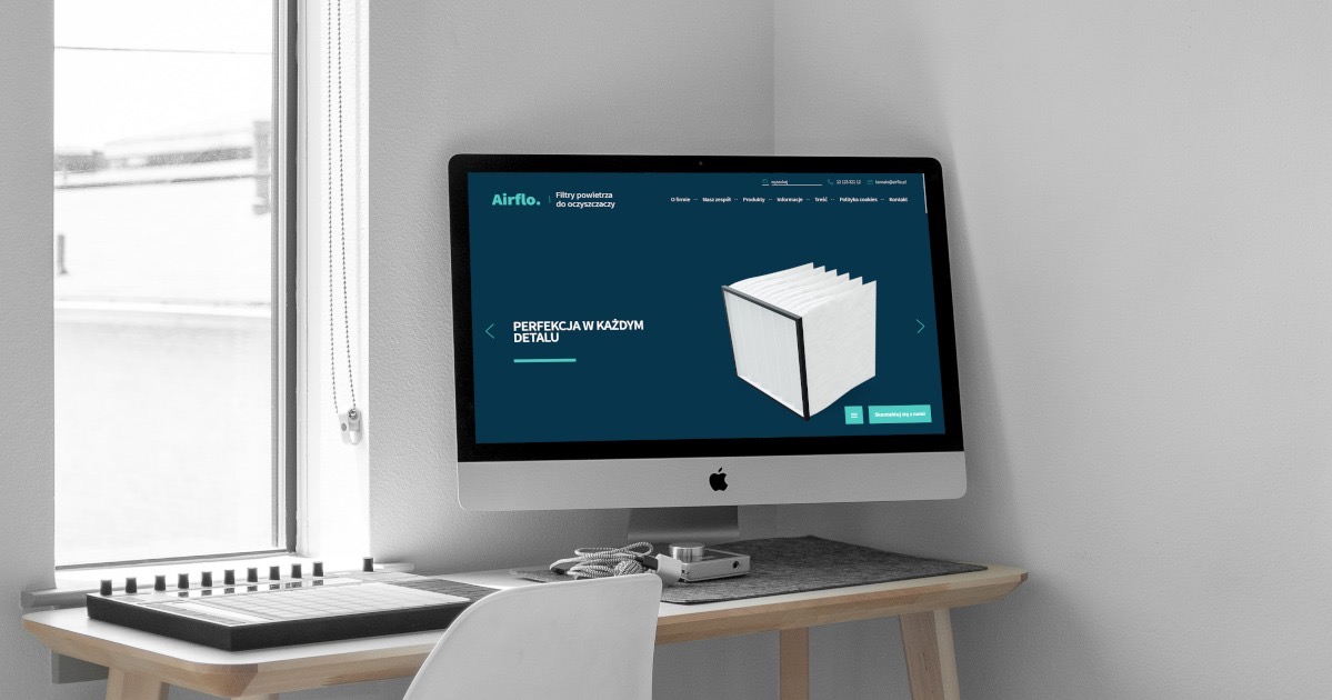 Ekran komputera iMac wyświetlający stronę internetową Airflo z katalogiem produktów i systemem importu, obok okna z roletą i kontrolerem MIDI na biurku.